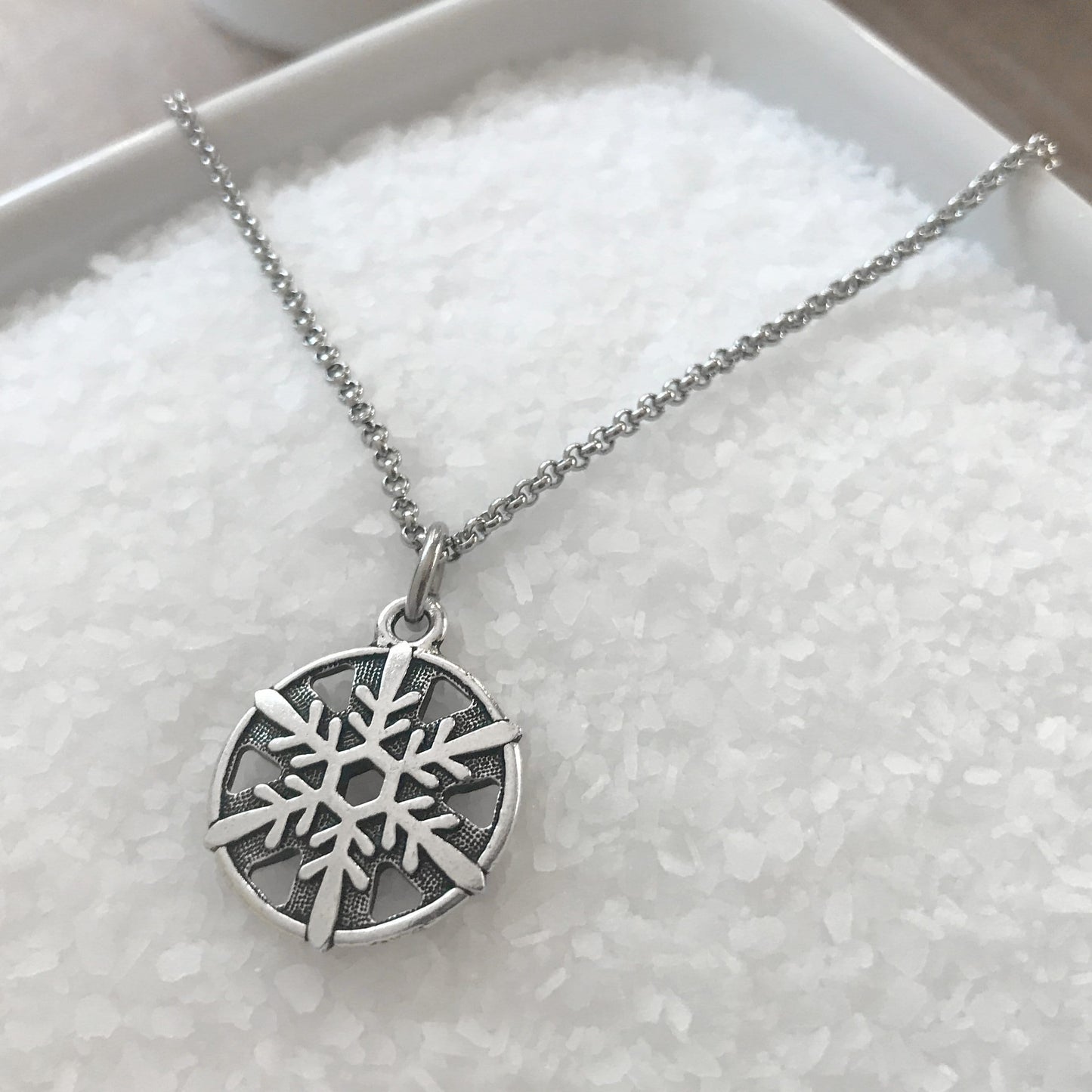 Small Antique Silver Snowflake Charm Necklace, Winter Gifts for Women, Round Pendant, Stainless Steel Necklace Chain
